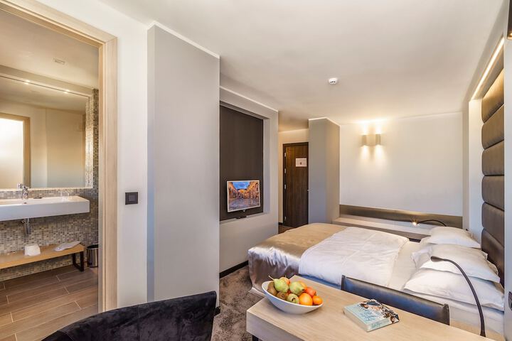 Room 10 of 46