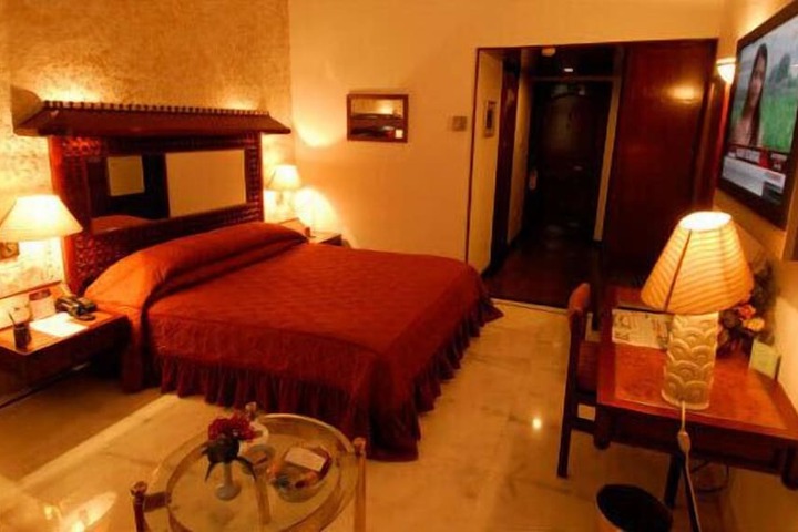 Room 10 of 28