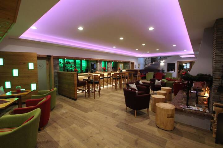 Lounge 44 of 62