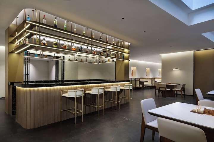 Lounge 62 of 73
