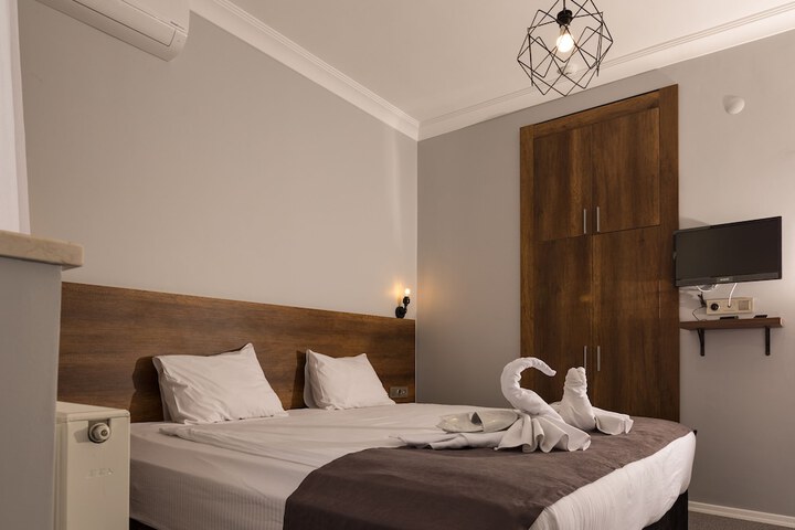 Room 8 of 28
