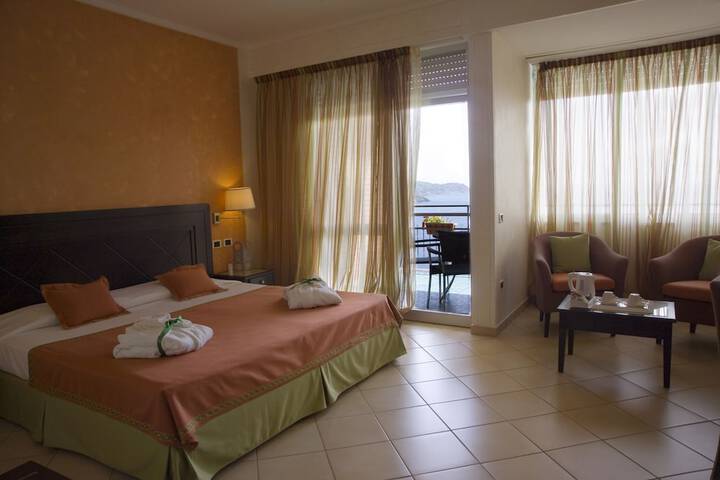 Room 5 of 98