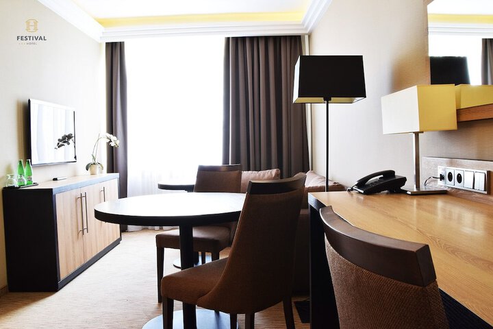 Room 5 of 16