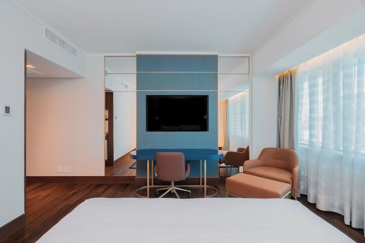 Room 18 of 142