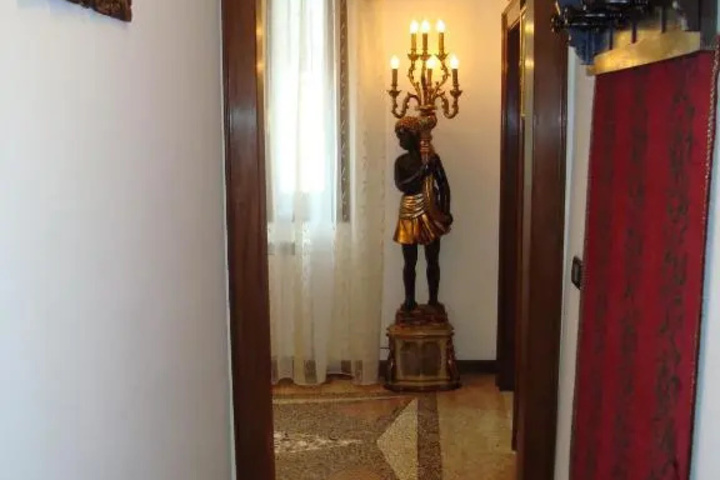 Room 8 of 9