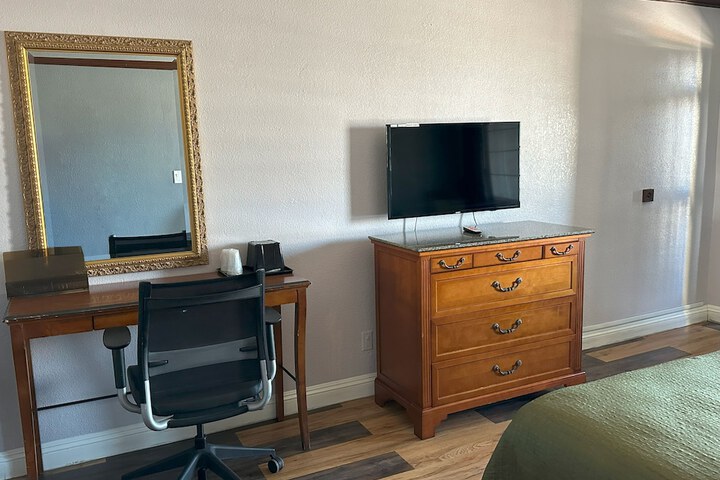 1 King Bed (3 of 12)
