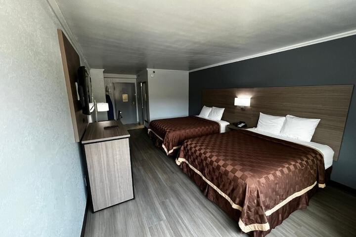 2 Queen Beds (2 of 9)