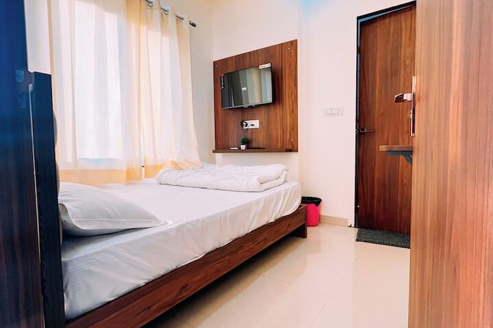 Room 6 of 8