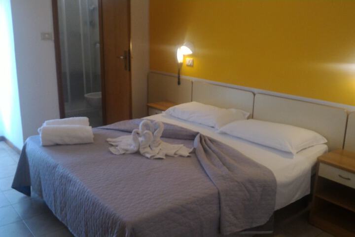 Room 7 of 32