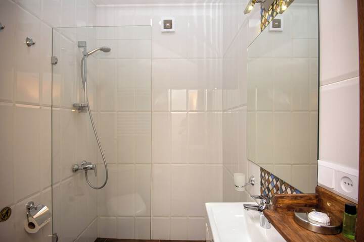 Room 3 of 46