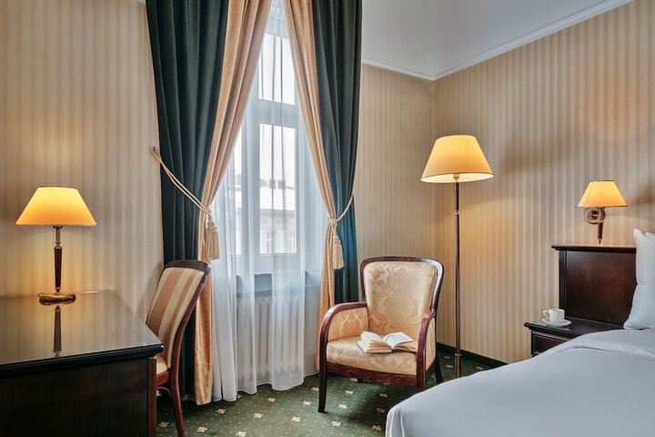 Room 8 of 70