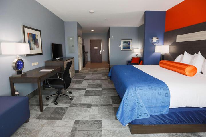Suite 1 King Bed Kitchenette Microwave and Refrigerator Pillowtop Bed Sofa Bed Full Breakfast (13 of 23)