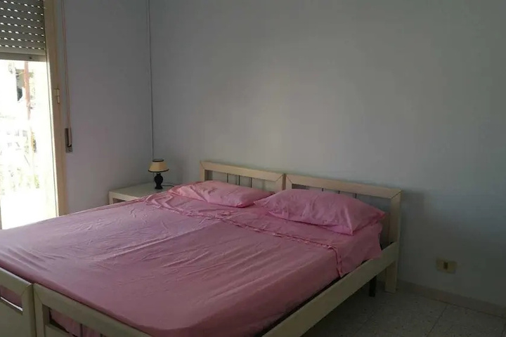 Room 6 of 14