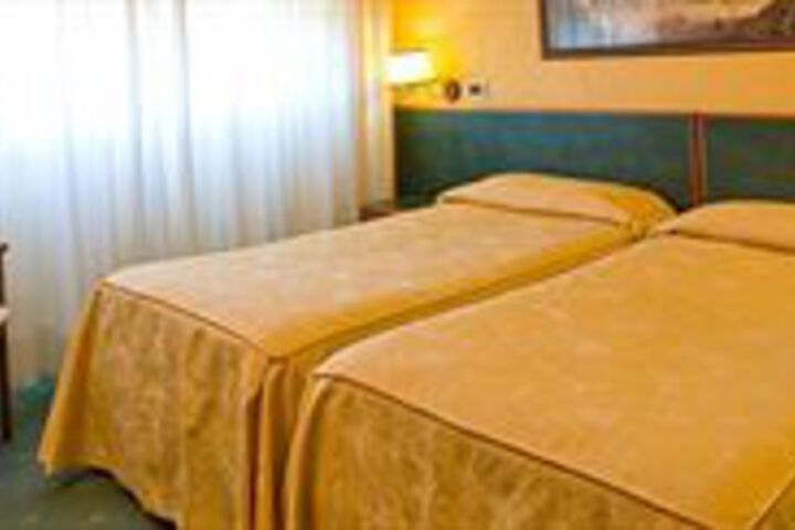 Room 6 of 12