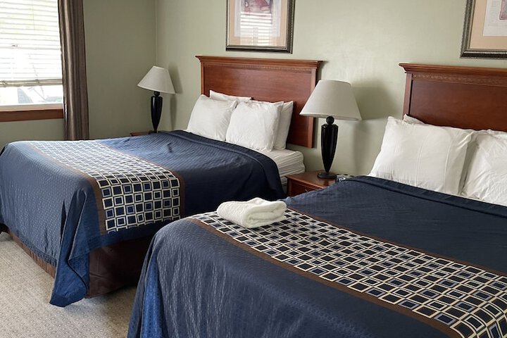 1 Queen Bed (6 of 13)