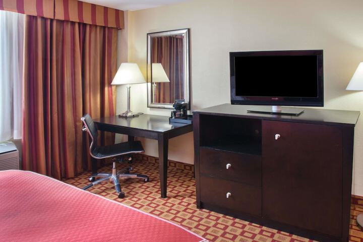 1 King Bed (4 of 5)
