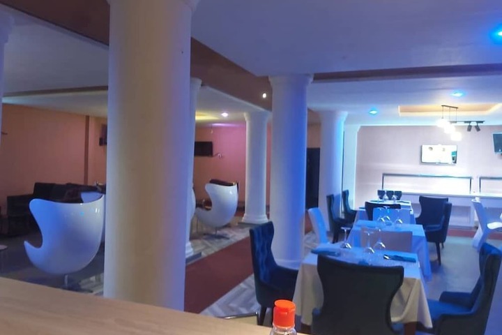Dining 16 of 18