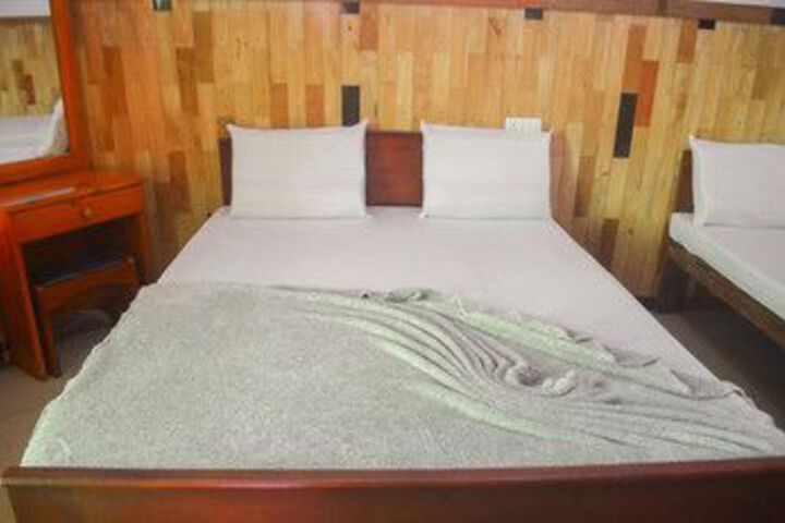 Room 6 of 8