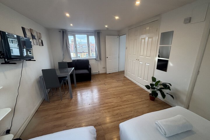 Room 6 of 27