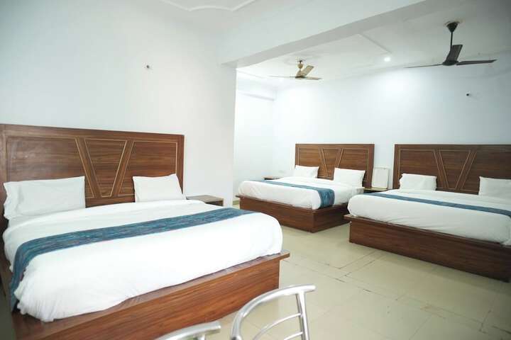 Room 11 of 18