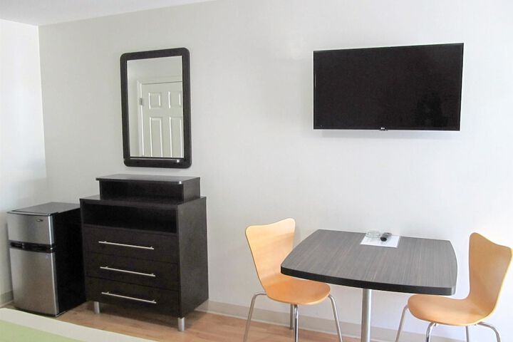 1 Queen Bed Kitchen (1 of 14)