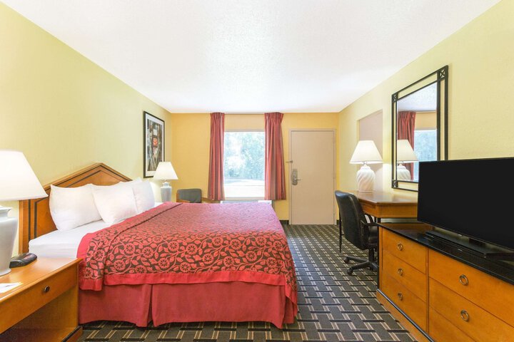 1 King Bed (5 of 11)