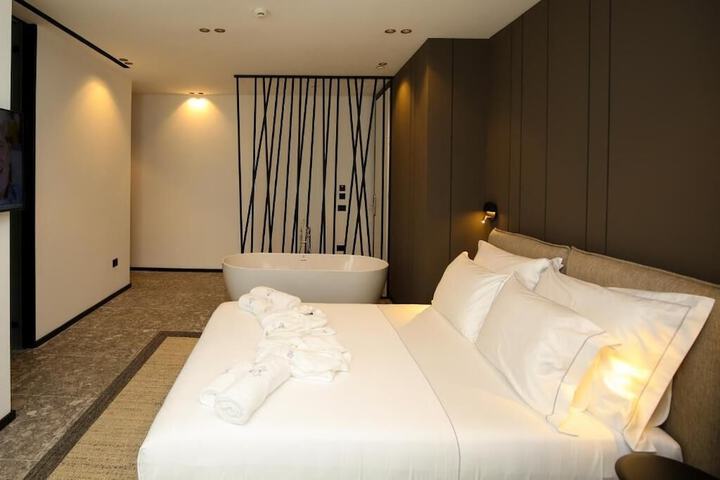 Room 11 of 108