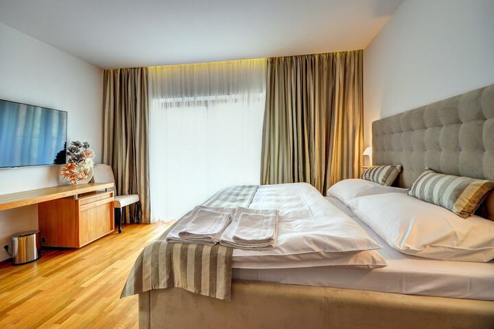 Room 8 of 25