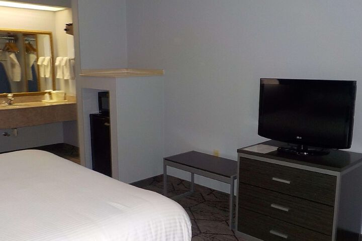 1 King Accessible Walk in Shower Love Seat Exterior Corridor Full Breakfast (24 of 26)