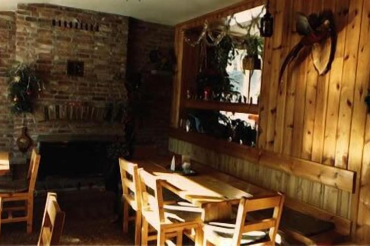 Dining 4 of 8