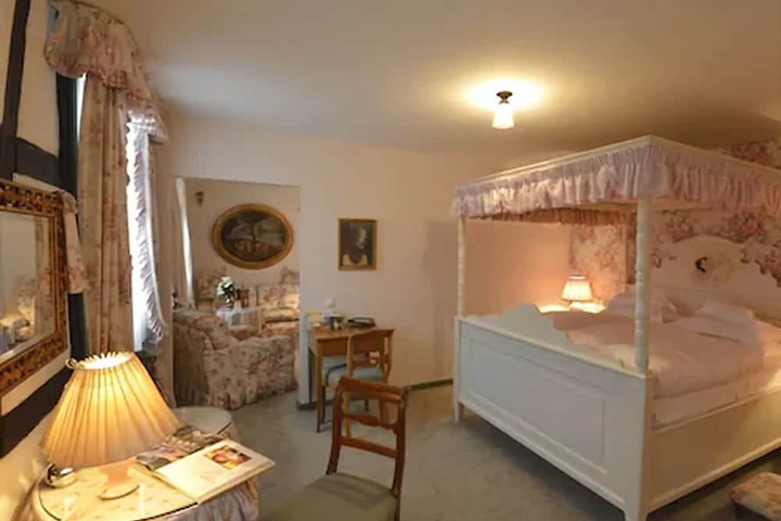 Room 16 of 52
