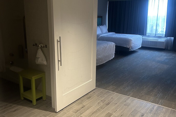 2 Queen Beds Hearing Accessible (27 of 28)