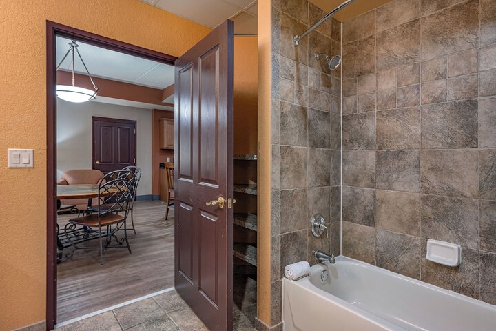 2 Queen Beds Mobility Accessible Villa Golf View (65 of 68)