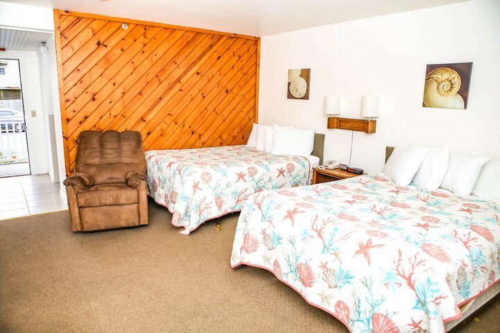 2 Queen Beds (10 of 25)