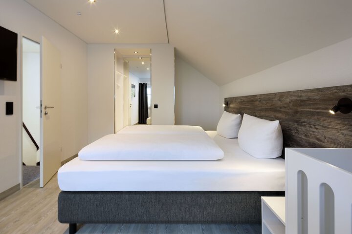 Room 5 of 80