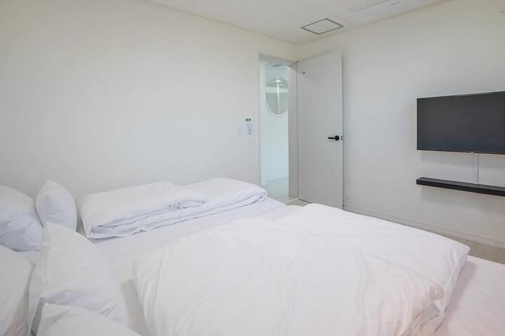 Room 18 of 188