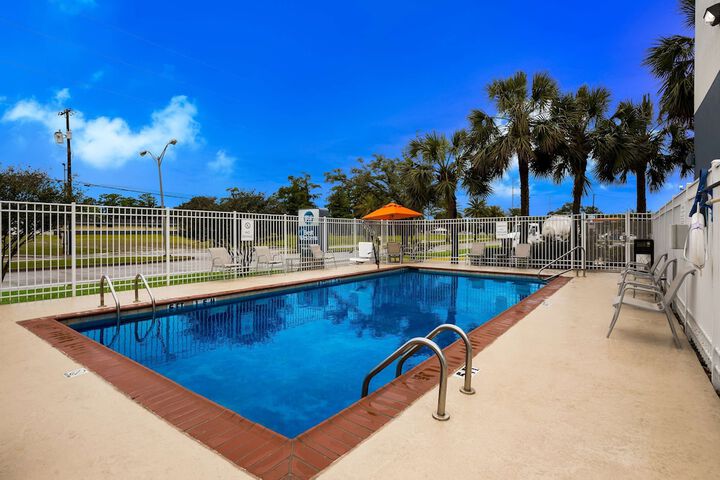 Hotel Pool