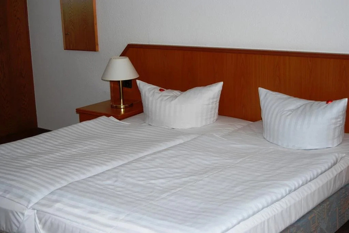 Room 5 of 11