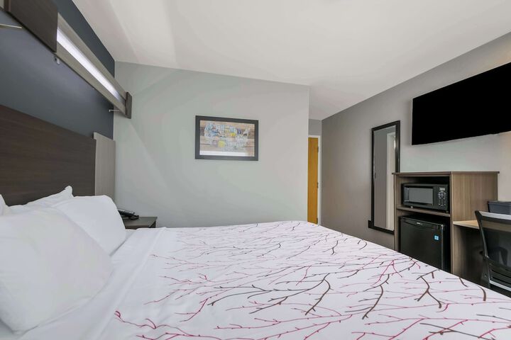 1 King Bed Work Desk Microwave and Refrigerator Full Breakfast (13 of 16)