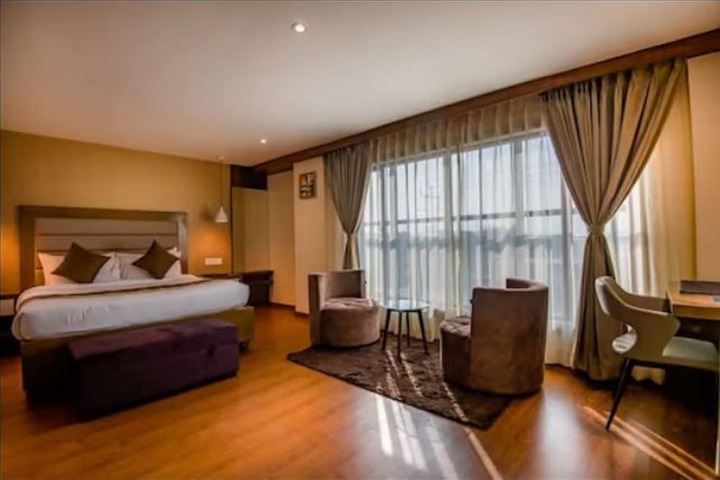 Room 6 of 12