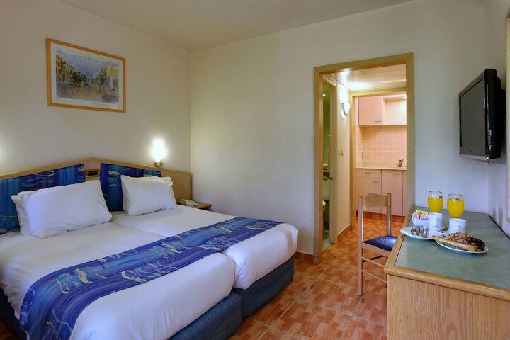Room 10 of 52