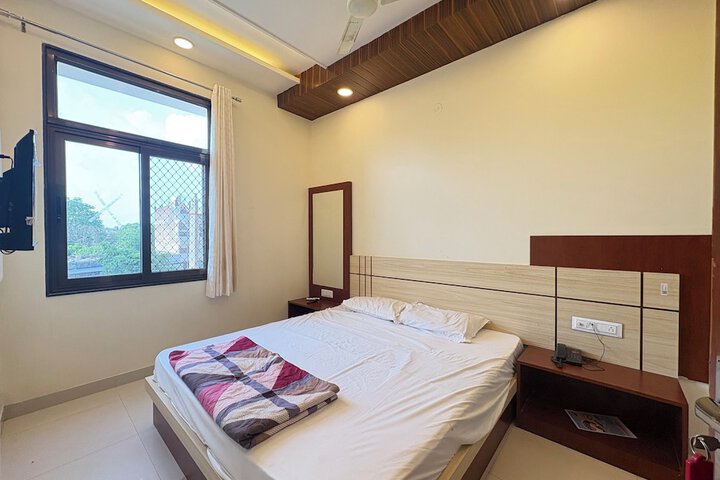 Room 6 of 8