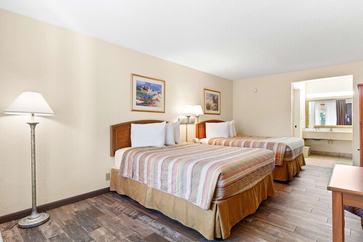 2 Queen Beds (6 of 12)