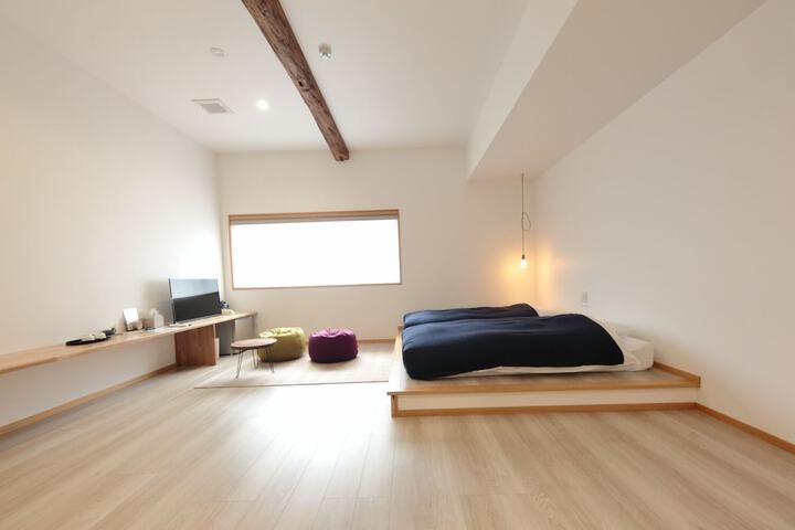 Room 8 of 12