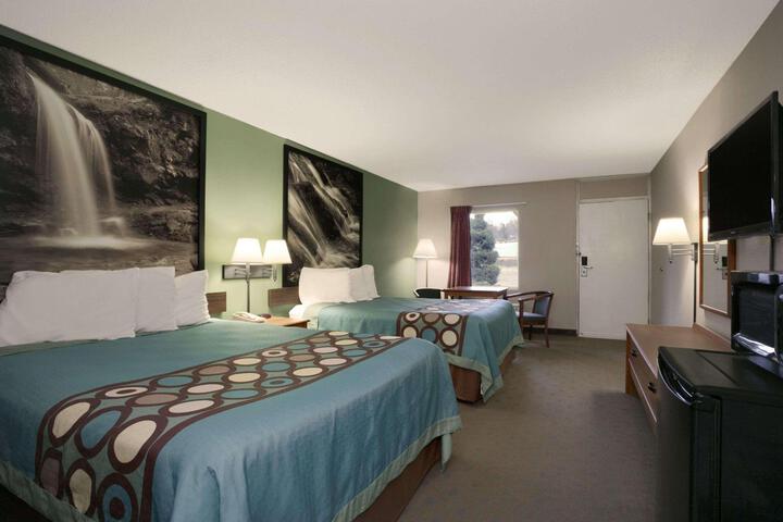 2 Queen Beds (3 of 8)