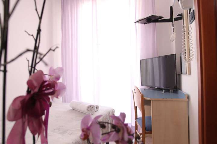 Room 16 of 108