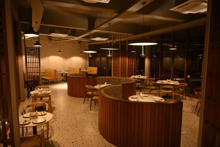 Dining 16 of 19