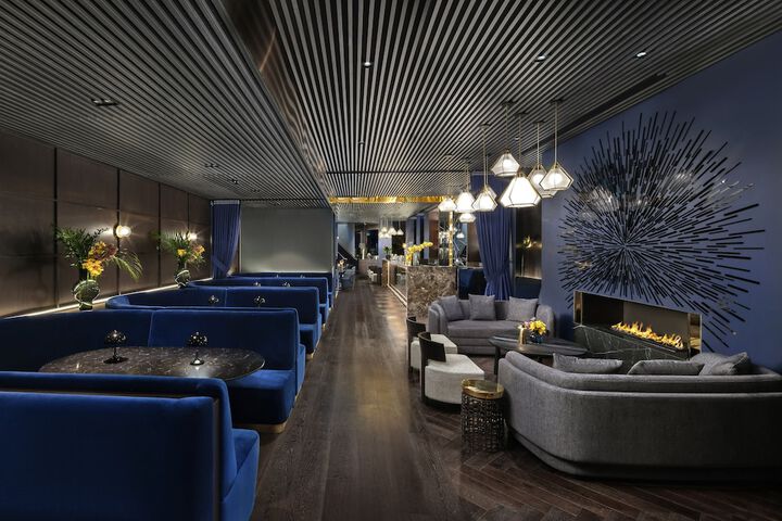 Lounge 76 of 90