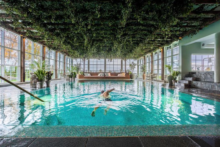 Hotel Pool