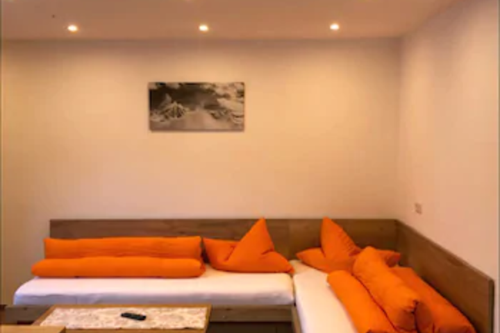 Room 4 of 8